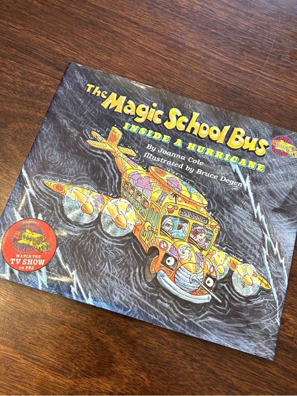 Vintage Magic school bus. Inside a Hurricane - Yellow Kids Book